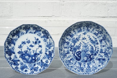 Twaalf Chinese blauwwitte koppen en schotels met floraal decor, Kangxi